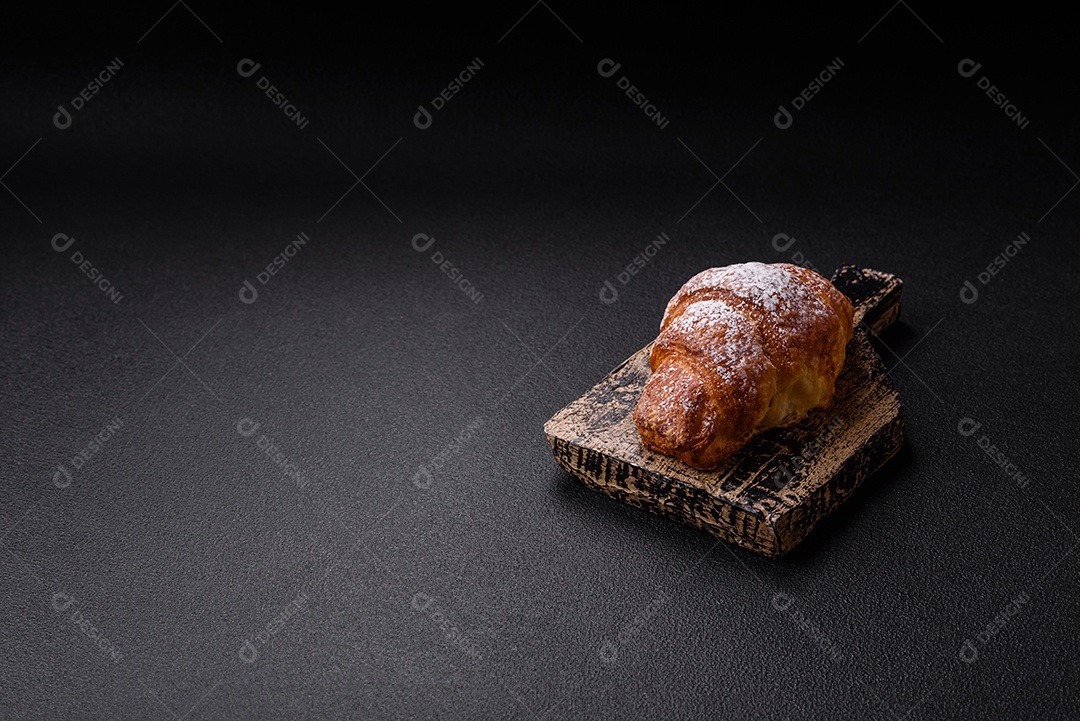 A imagem mostra croissants, que são um tipo de viennoiserie de massa folhada, geralmente em formato de meia-lua