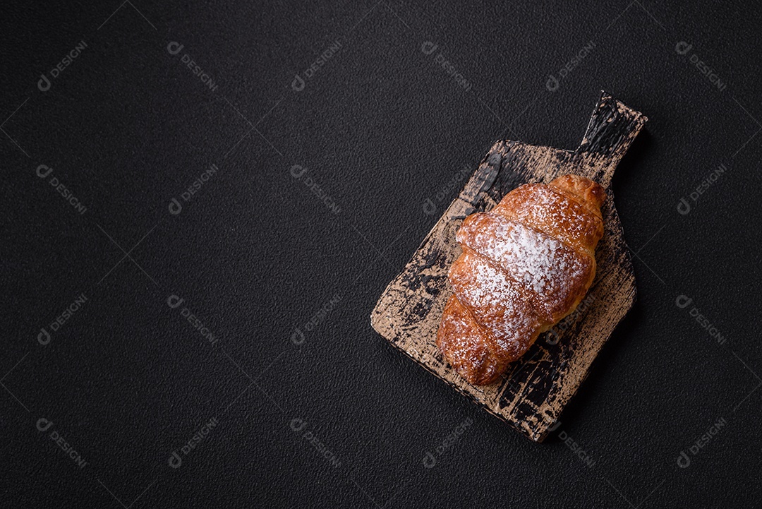 A imagem mostra croissants, que são um tipo de viennoiserie de massa folhada, geralmente em formato de meia-lua