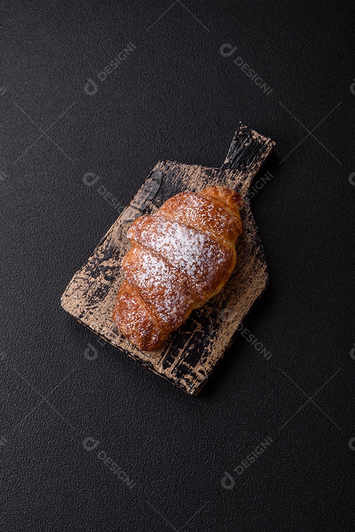 A imagem mostra croissants, que são um tipo de viennoiserie de massa folhada, geralmente em formato de meia-lua