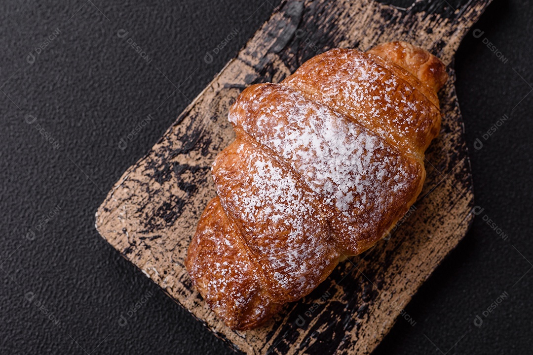 A imagem mostra croissants, que são um tipo de viennoiserie de massa folhada, geralmente em formato de meia-lua