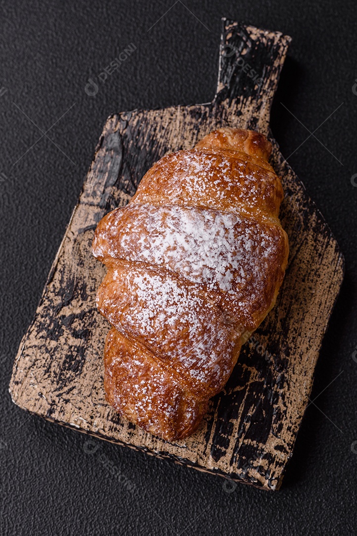 A imagem mostra croissants, que são um tipo de viennoiserie de massa folhada, geralmente em formato de meia-lua