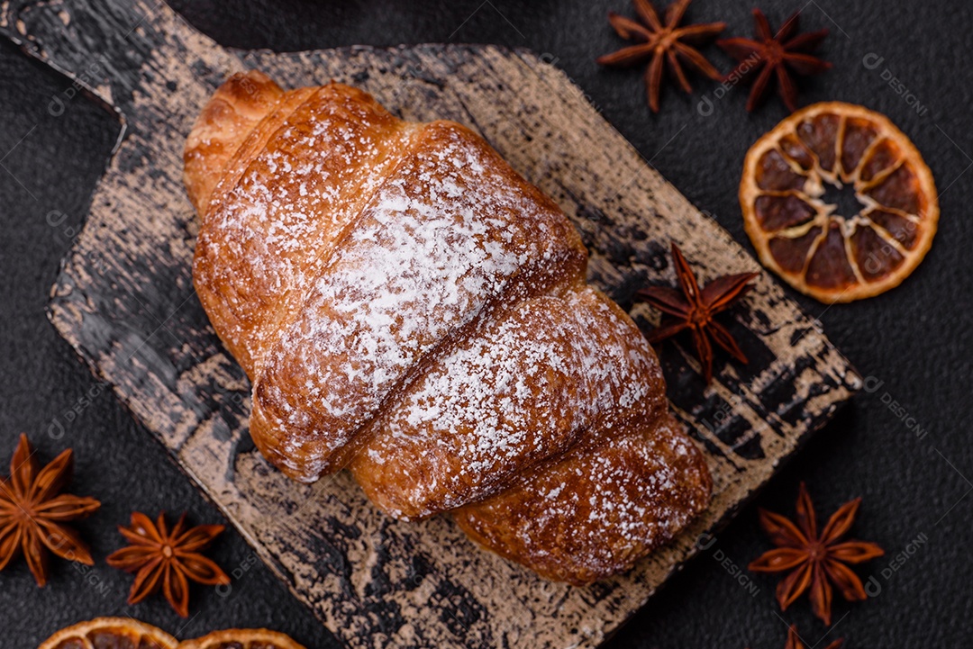 A imagem mostra croissants, que são um tipo de viennoiserie de massa folhada, geralmente em formato de meia-lua