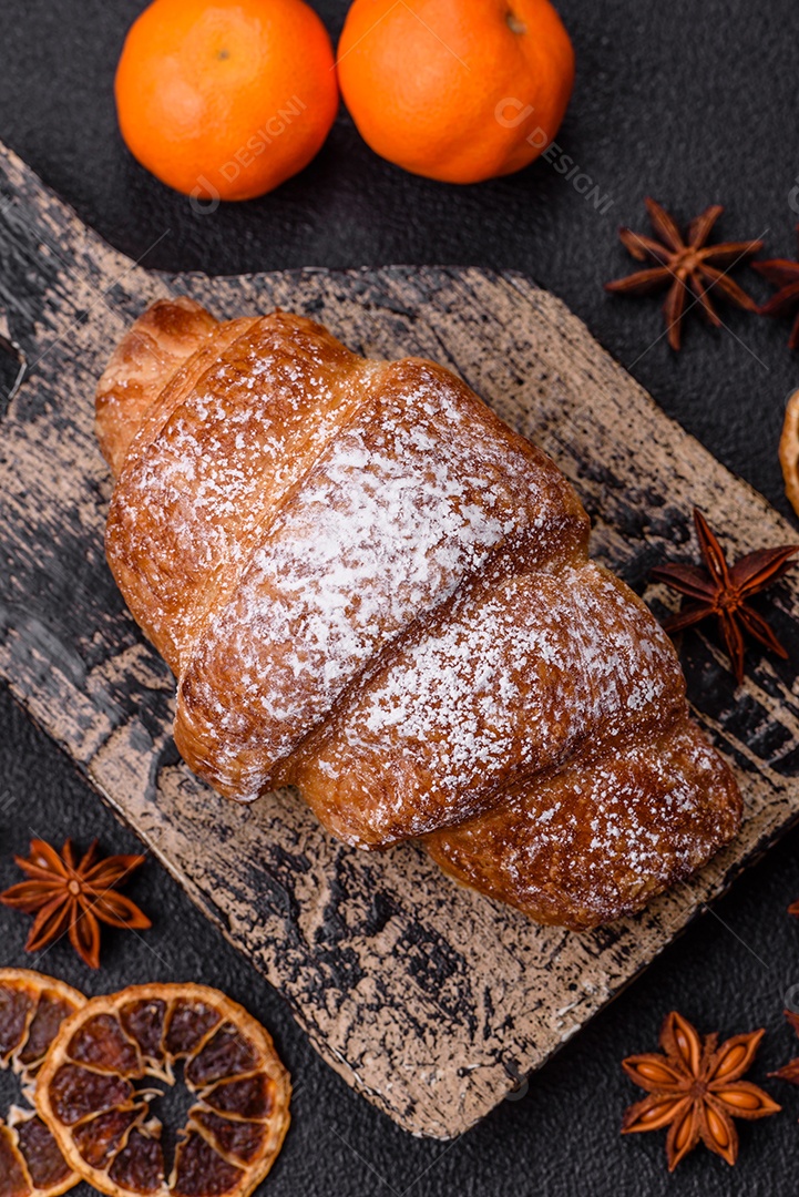 A imagem mostra croissants, que são um tipo de viennoiserie de massa folhada, geralmente em formato de meia-lua
