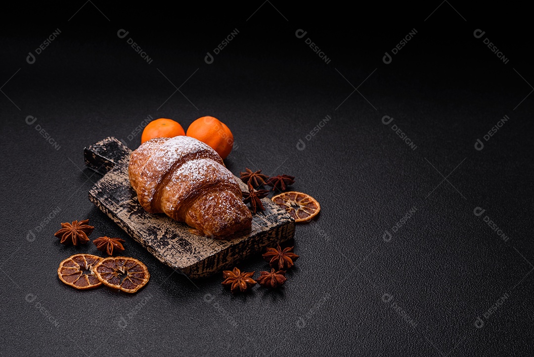 A imagem mostra croissants, que são um tipo de viennoiserie de massa folhada, geralmente em formato de meia-lua