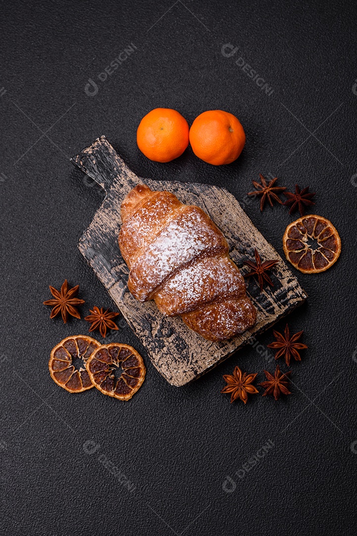 A imagem mostra croissants, que são um tipo de viennoiserie de massa folhada, geralmente em formato de meia-lua