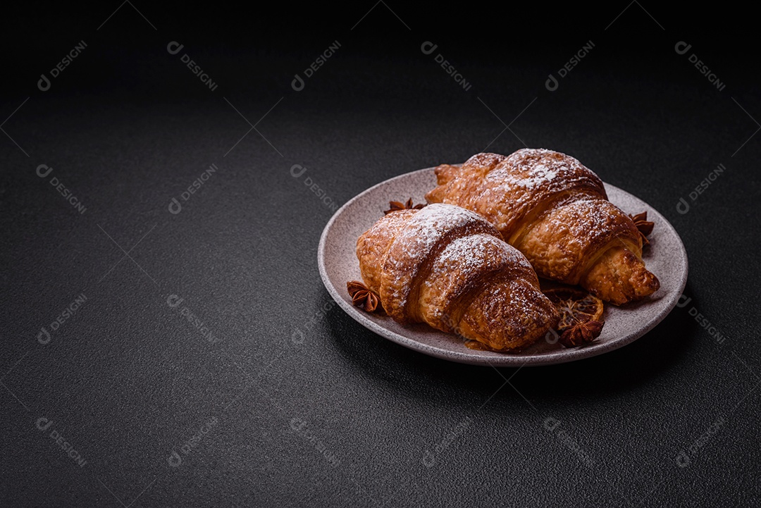 A imagem mostra croissants, que são um tipo de viennoiserie de massa folhada, geralmente em formato de meia-lua
