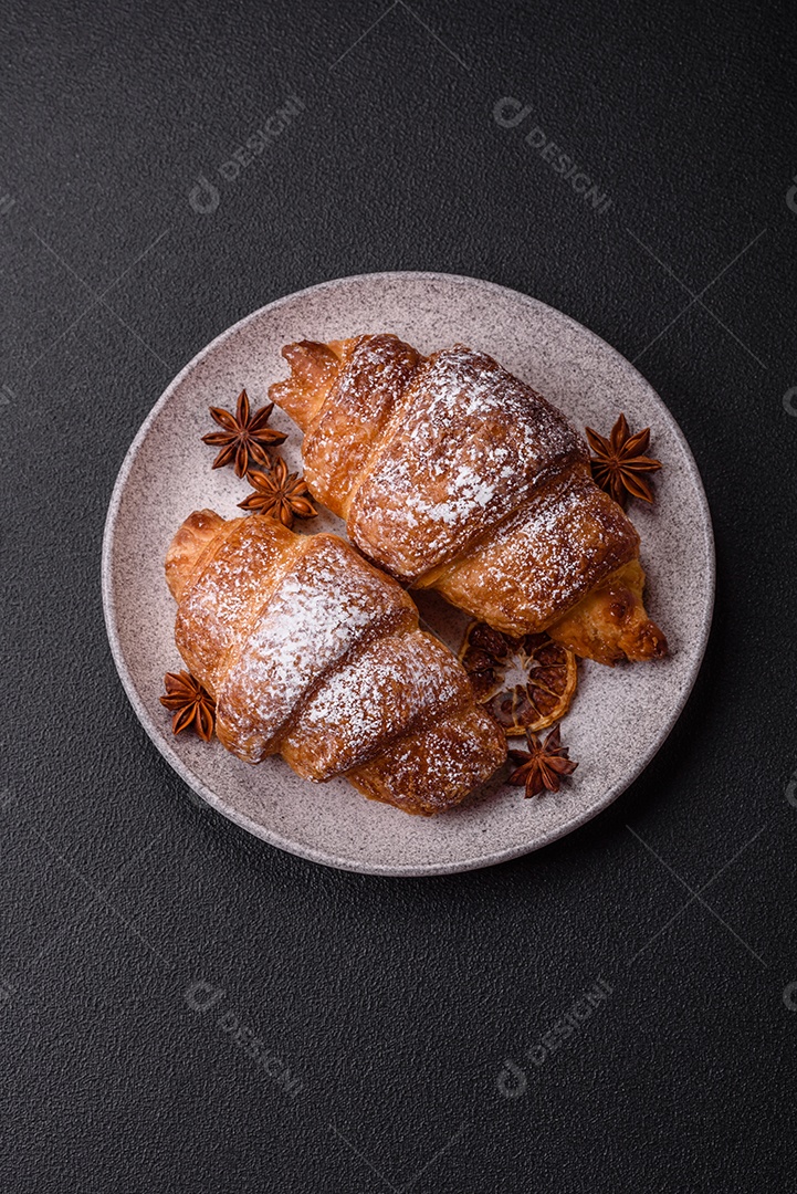 A imagem mostra croissants, que são um tipo de viennoiserie de massa folhada, geralmente em formato de meia-lua