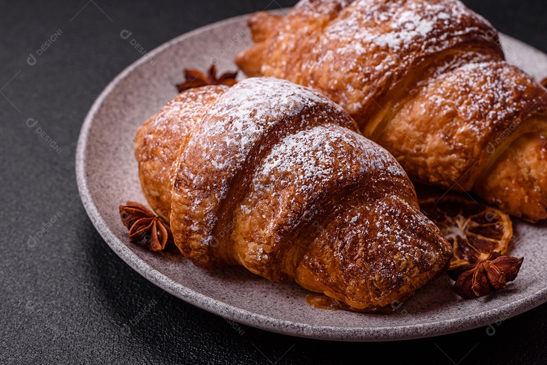 A imagem mostra croissants, que são um tipo de viennoiserie de massa folhada, geralmente em formato de meia-lua