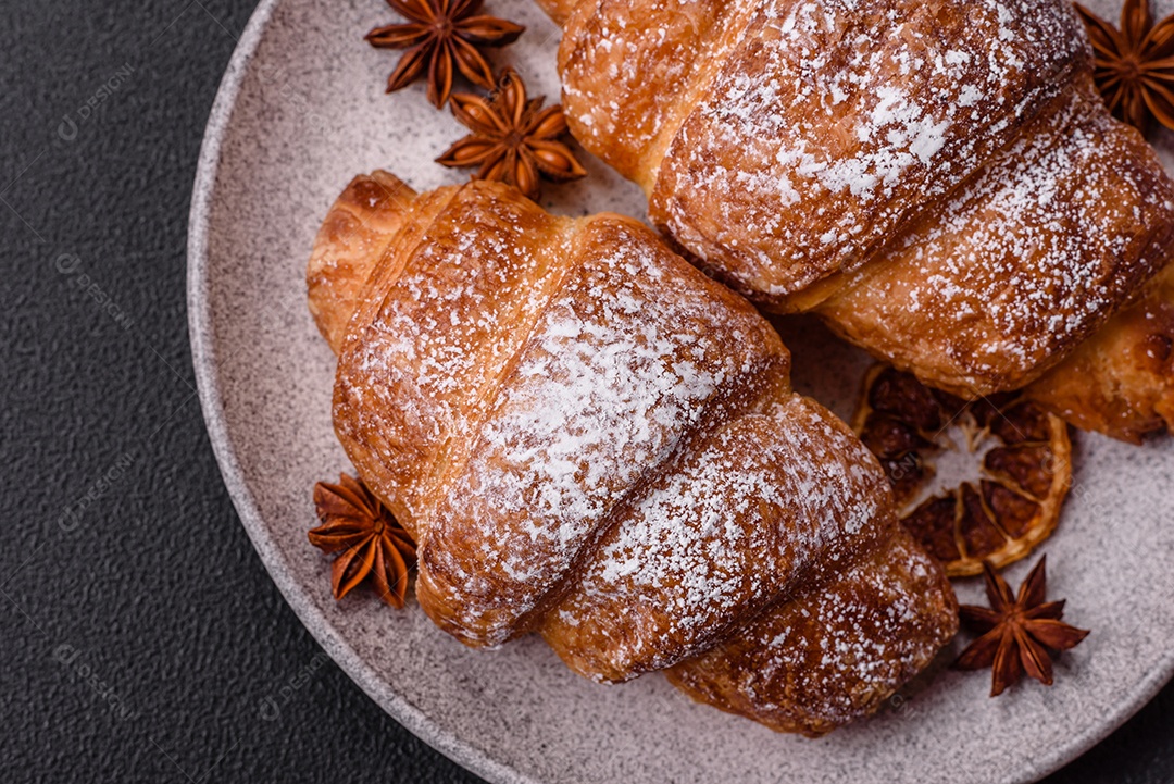 A imagem mostra croissants, que são um tipo de viennoiserie de massa folhada, geralmente em formato de meia-lua