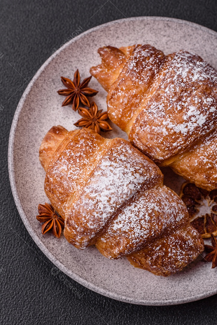 A imagem mostra croissants, que são um tipo de viennoiserie de massa folhada, geralmente em formato de meia-lua