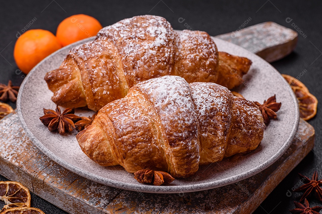 A imagem mostra croissants, que são um tipo de viennoiserie de massa folhada, geralmente em formato de meia-lua