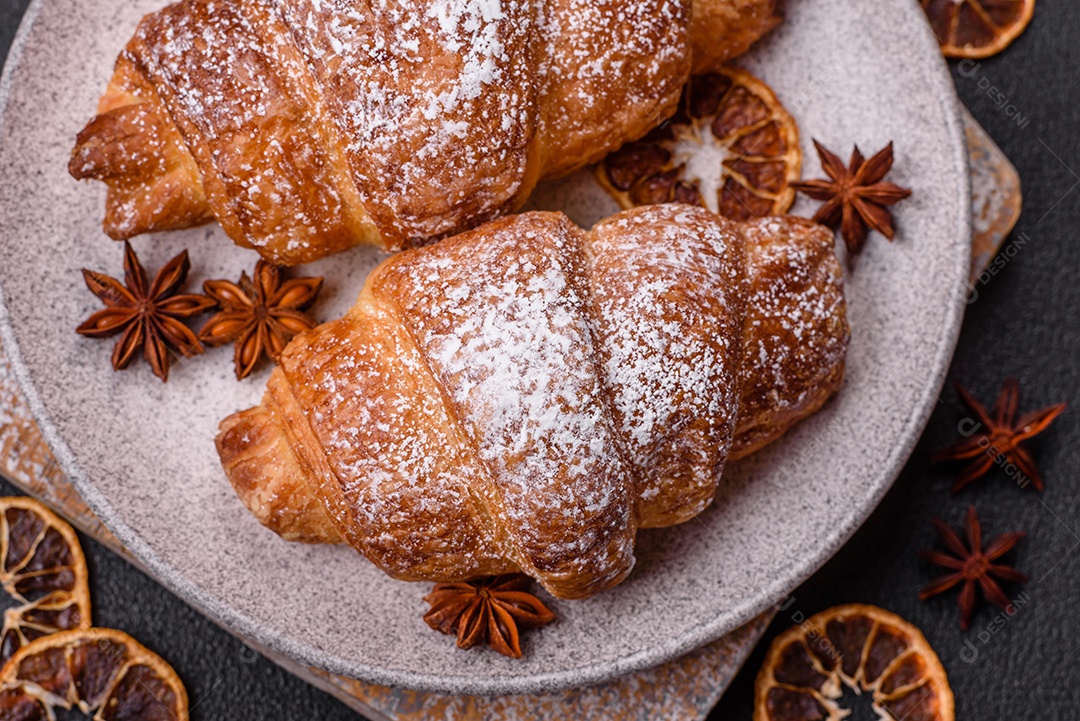 A imagem mostra croissants, que são um tipo de viennoiserie de massa folhada, geralmente em formato de meia-lua