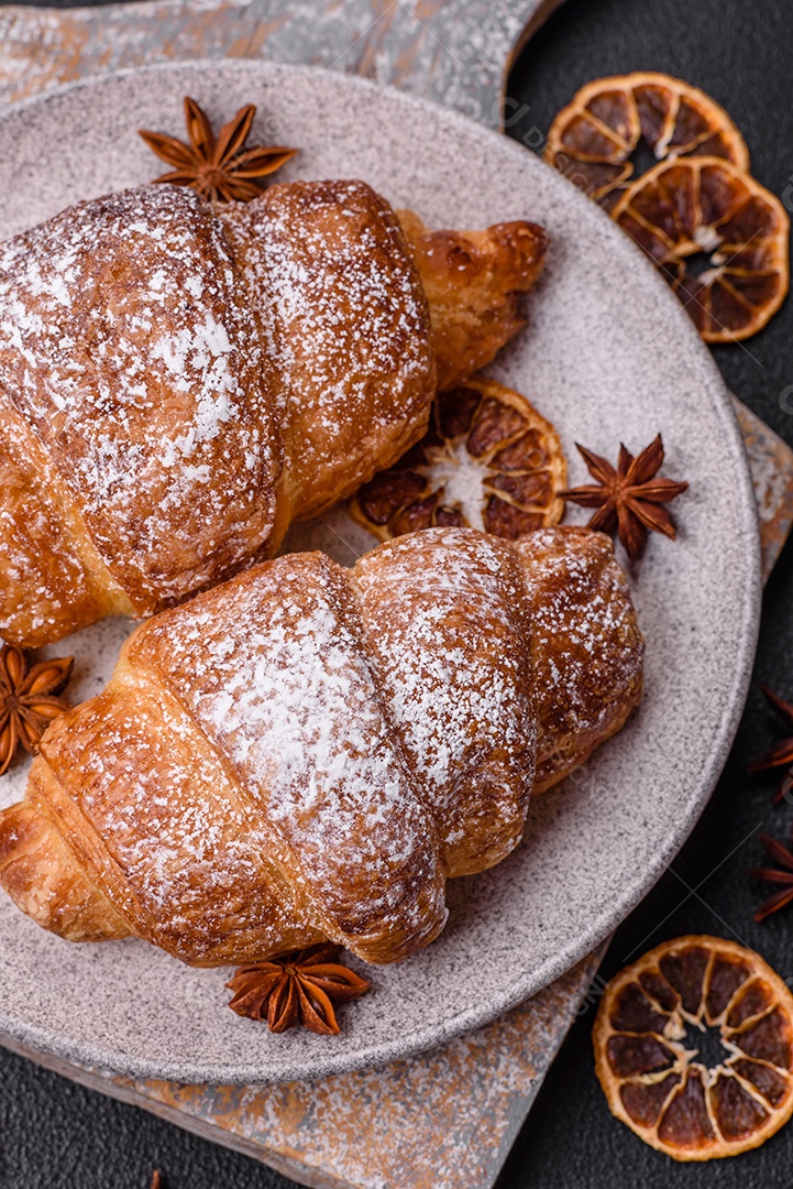 A imagem mostra croissants, que são um tipo de viennoiserie de massa folhada, geralmente em formato de meia-lua