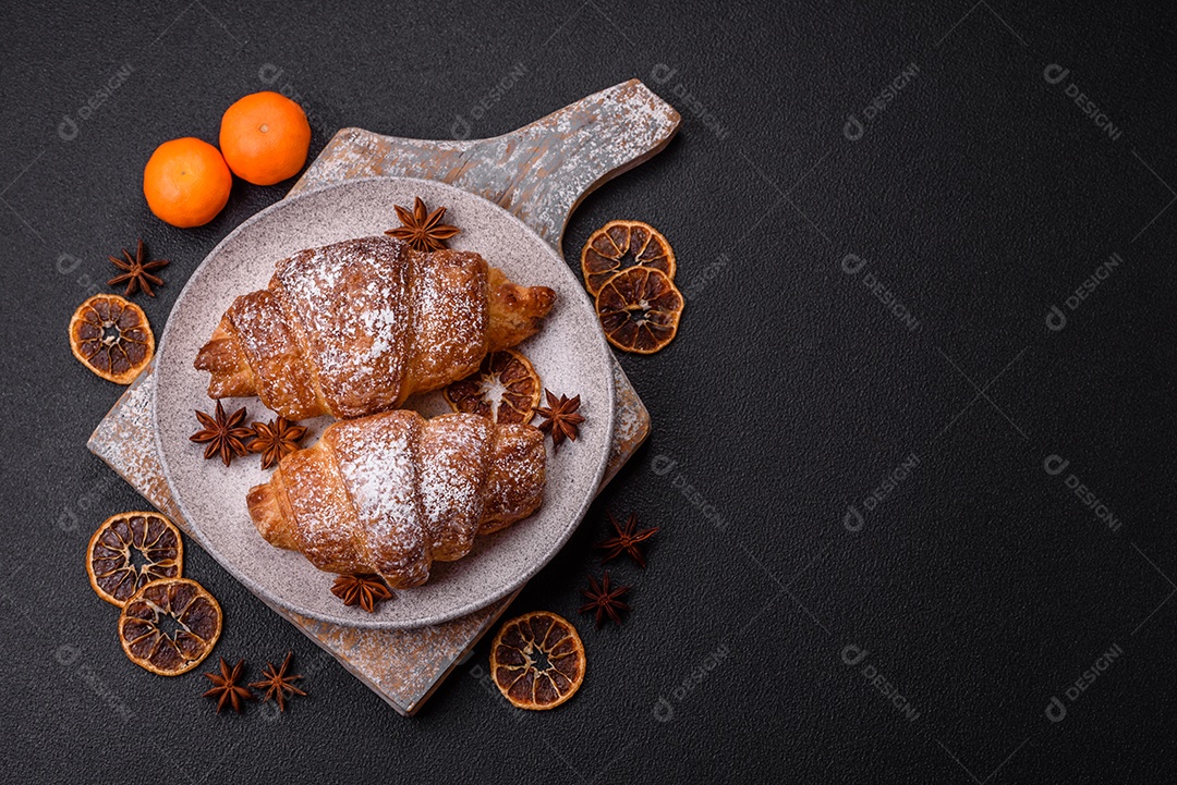 A imagem mostra croissants, que são um tipo de viennoiserie de massa folhada, geralmente em formato de meia-lua