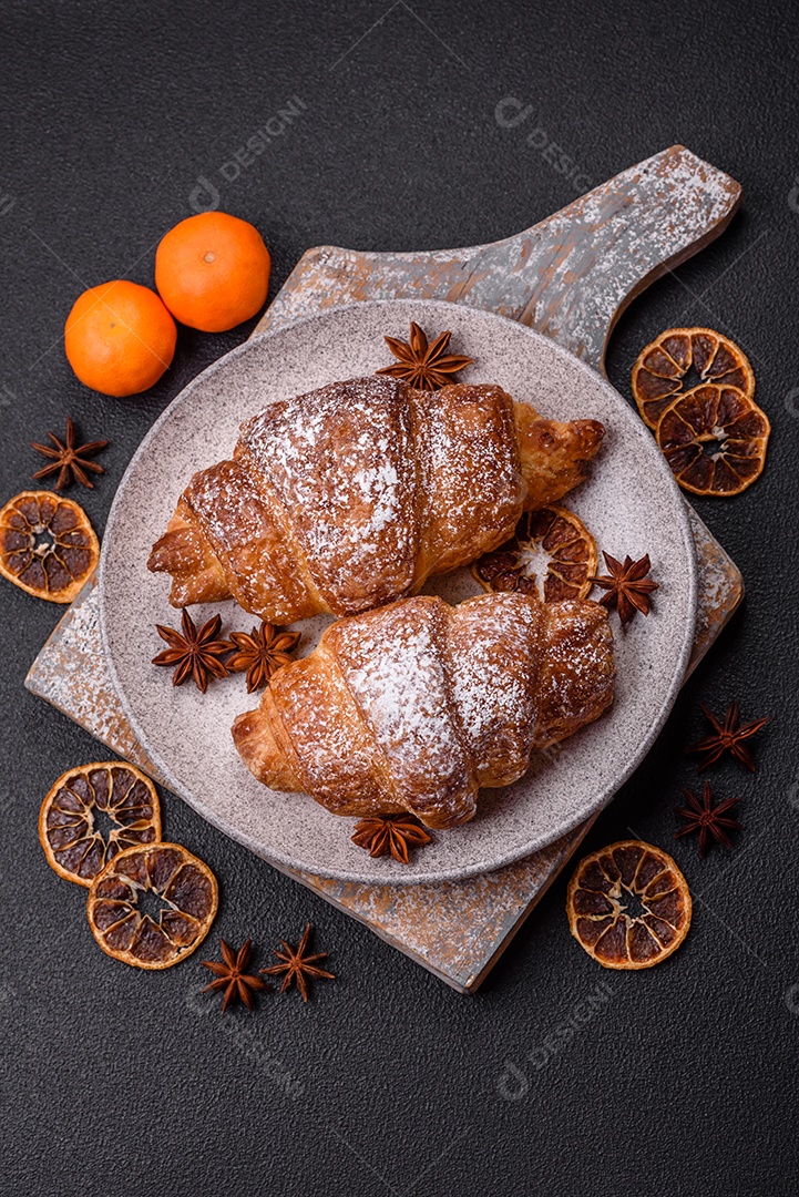 A imagem mostra croissants, que são um tipo de viennoiserie de massa folhada, geralmente em formato de meia-lua