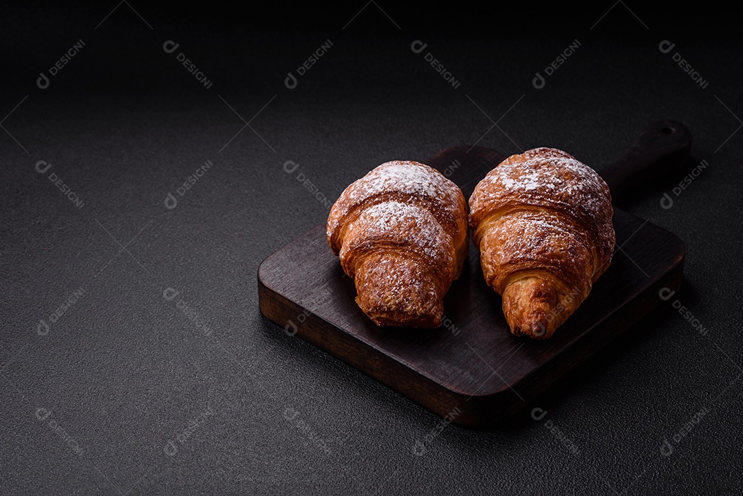 A imagem mostra croissants, que são um tipo de viennoiserie de massa folhada, geralmente em formato de meia-lua