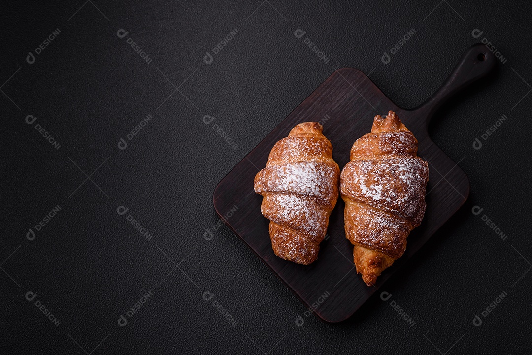 A imagem mostra croissants, que são um tipo de viennoiserie de massa folhada, geralmente em formato de meia-lua