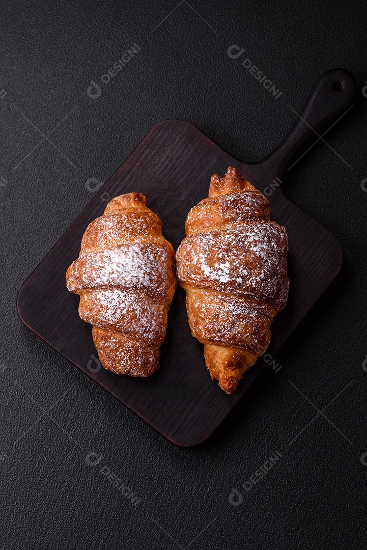 A imagem mostra croissants, que são um tipo de viennoiserie de massa folhada, geralmente em formato de meia-lua