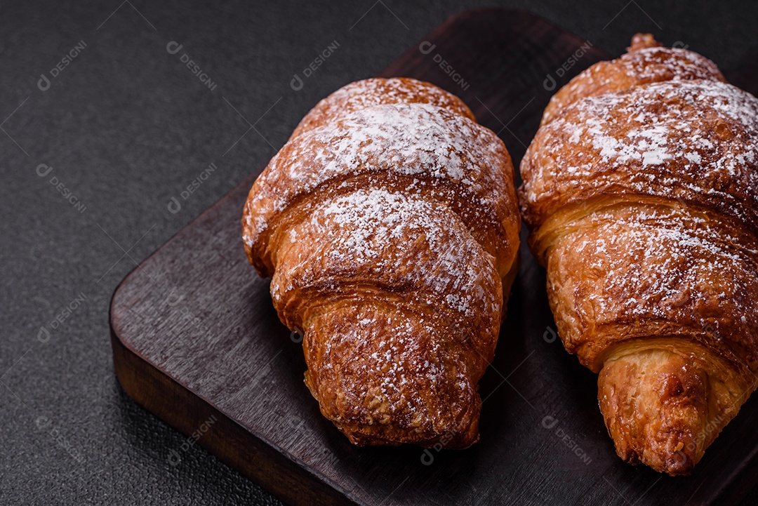 A imagem mostra croissants, que são um tipo de viennoiserie de massa folhada, geralmente em formato de meia-lua