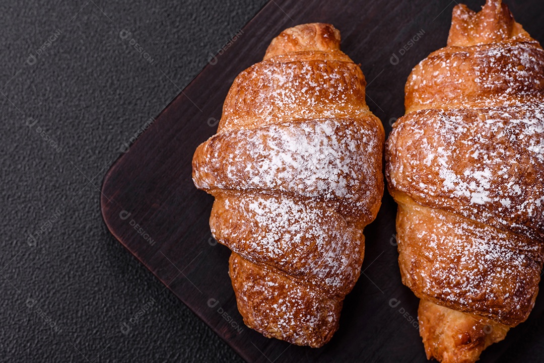 A imagem mostra croissants, que são um tipo de viennoiserie de massa folhada, geralmente em formato de meia-lua