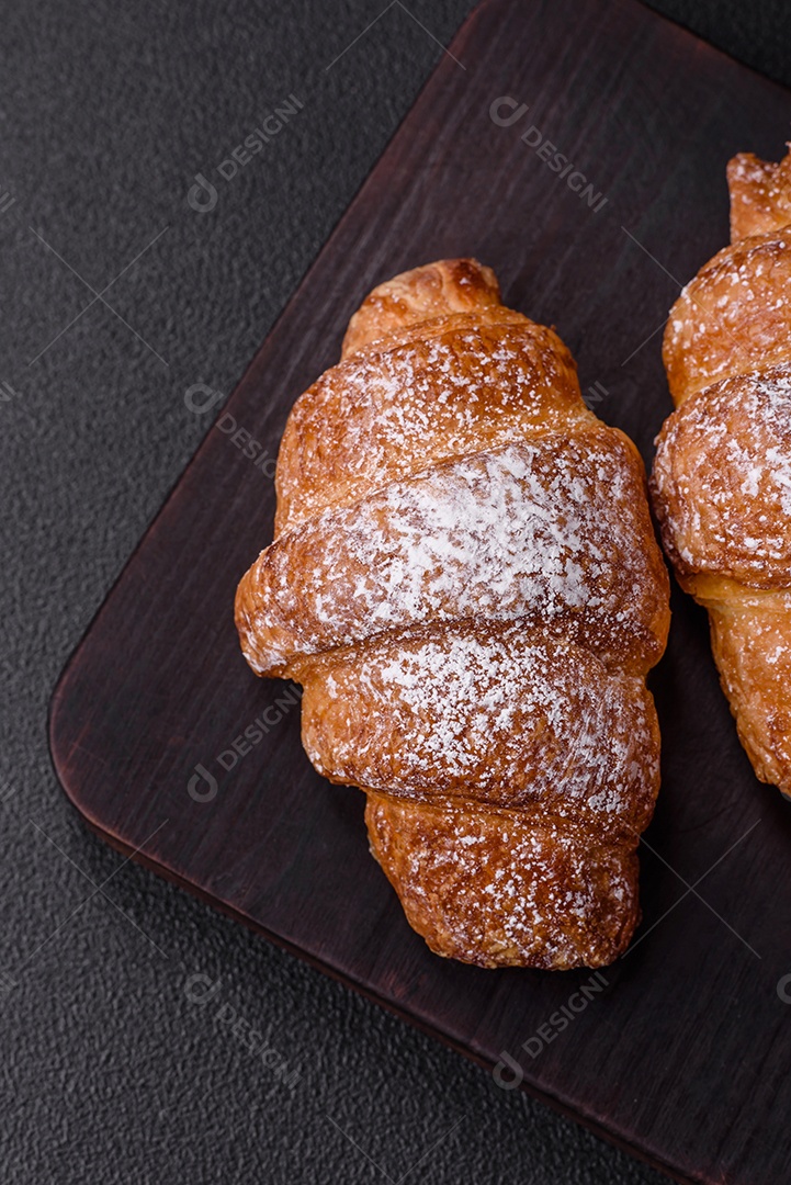 A imagem mostra croissants, que são um tipo de viennoiserie de massa folhada, geralmente em formato de meia-lua