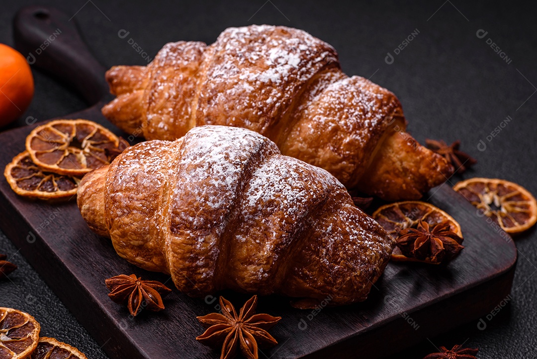 A imagem mostra croissants, que são um tipo de viennoiserie de massa folhada, geralmente em formato de meia-lua