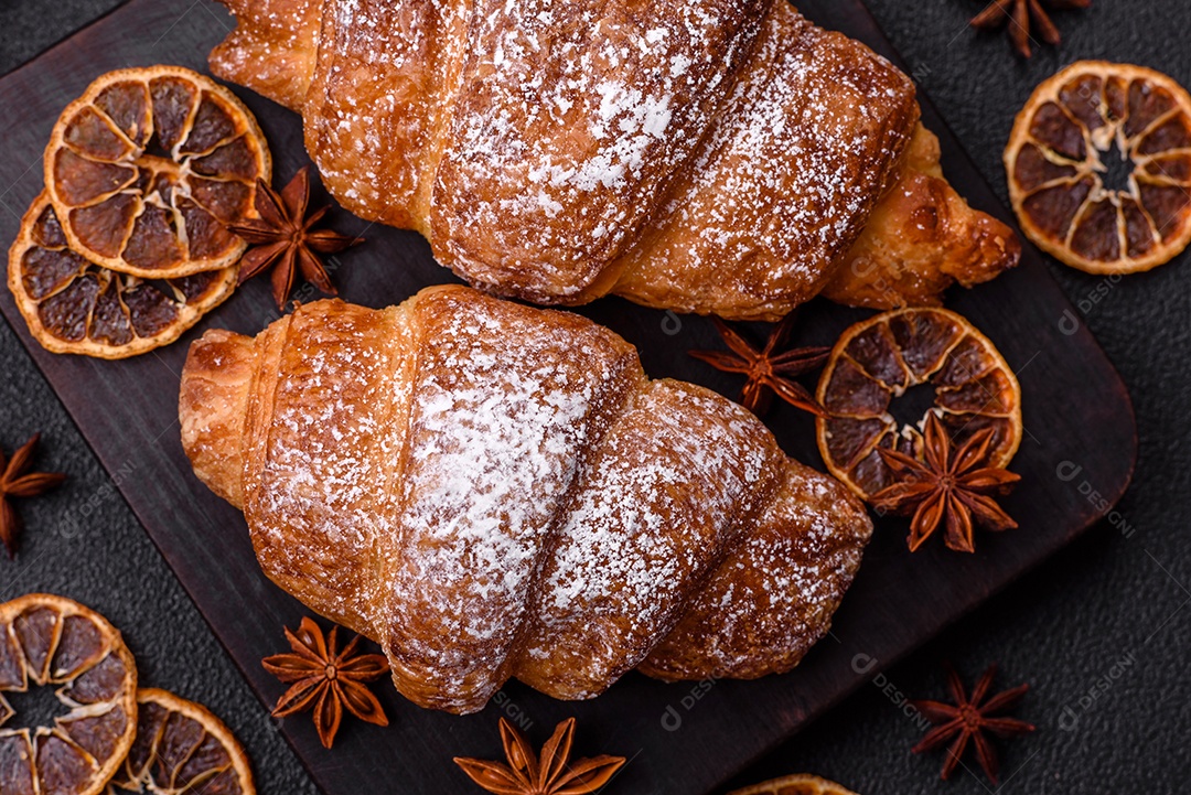 A imagem mostra croissants, que são um tipo de viennoiserie de massa folhada, geralmente em formato de meia-lua