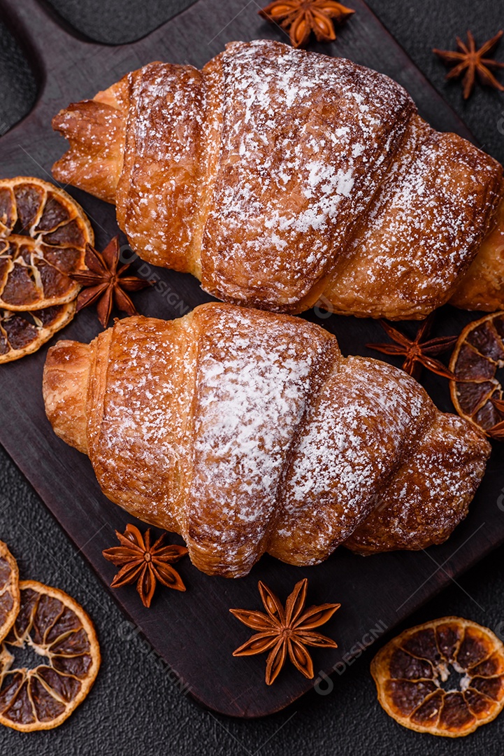 A imagem mostra croissants, que são um tipo de viennoiserie de massa folhada, geralmente em formato de meia-lua