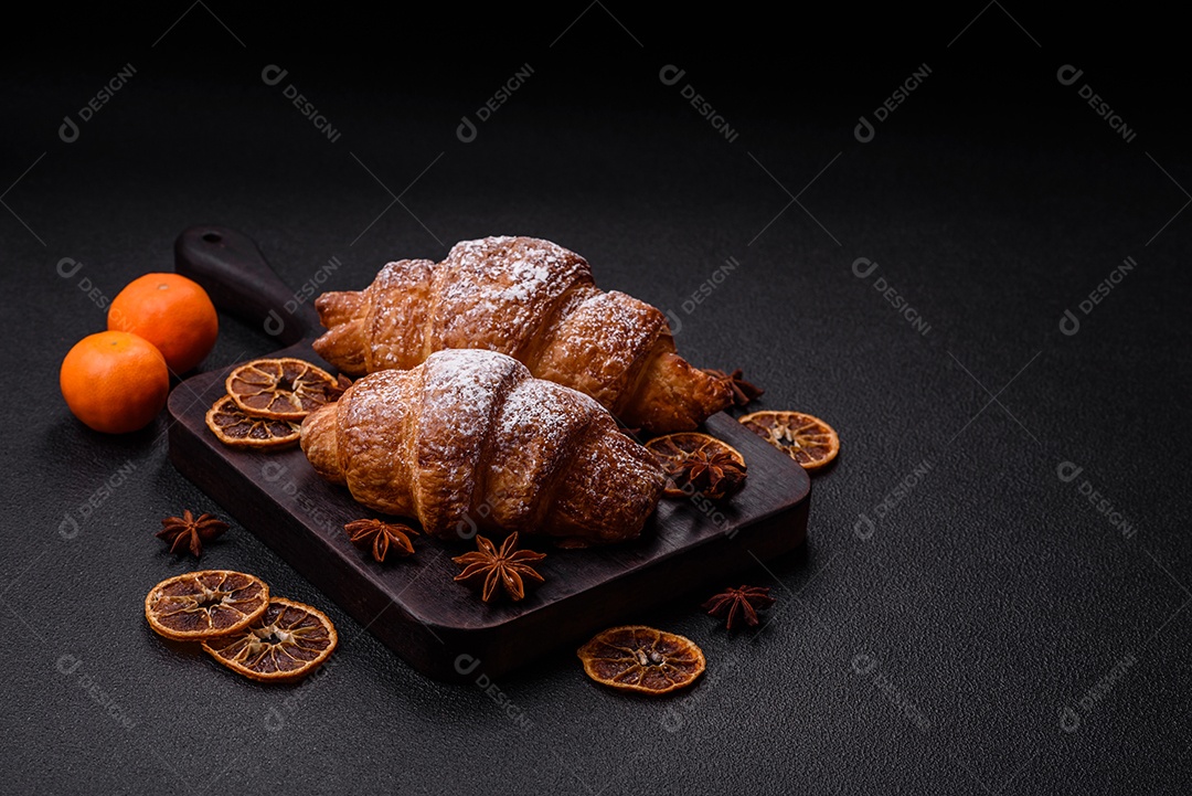 A imagem mostra croissants, que são um tipo de viennoiserie de massa folhada, geralmente em formato de meia-lua
