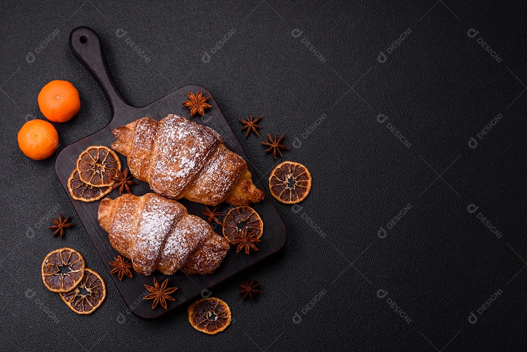 A imagem mostra croissants, que são um tipo de viennoiserie de massa folhada, geralmente em formato de meia-lua