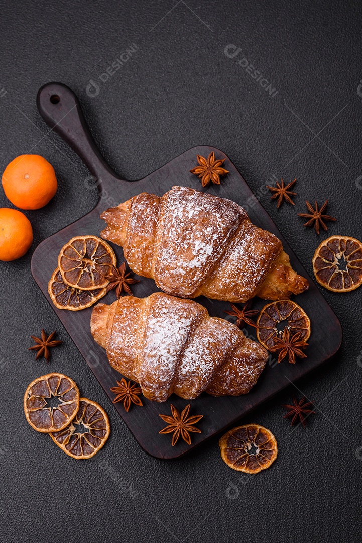 A imagem mostra croissants, que são um tipo de viennoiserie de massa folhada, geralmente em formato de meia-lua