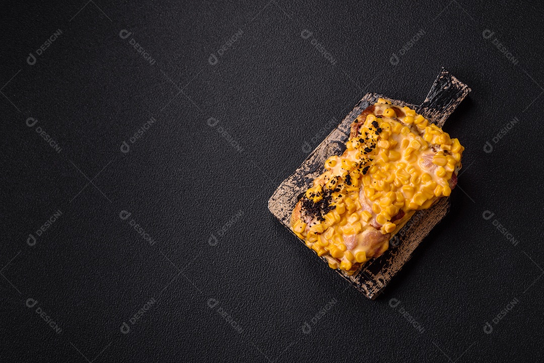 A imagem mostra um sanduíche de milho e queijo grelhado