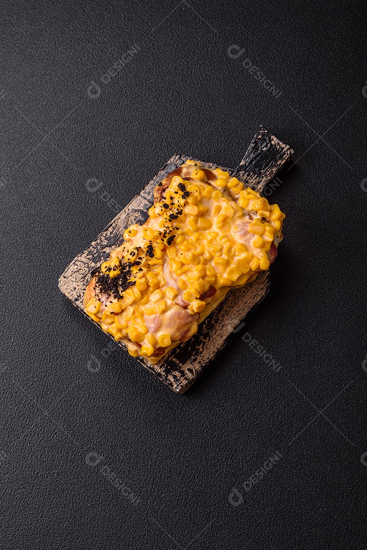 A imagem mostra um sanduíche de milho e queijo grelhado