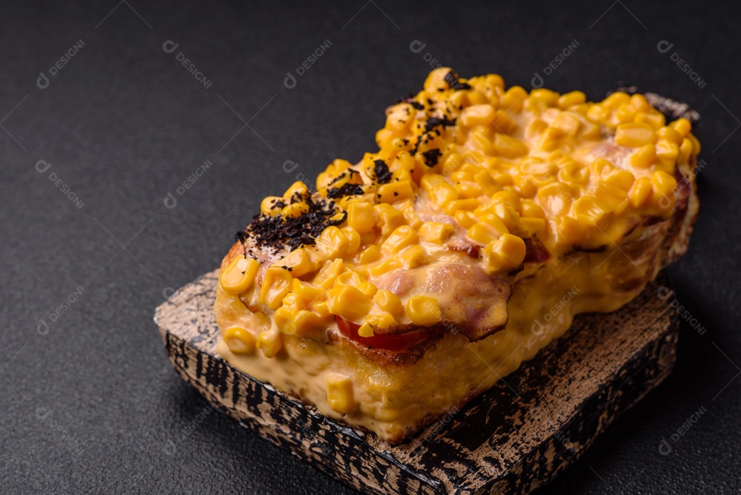 A imagem mostra um sanduíche de milho e queijo grelhado