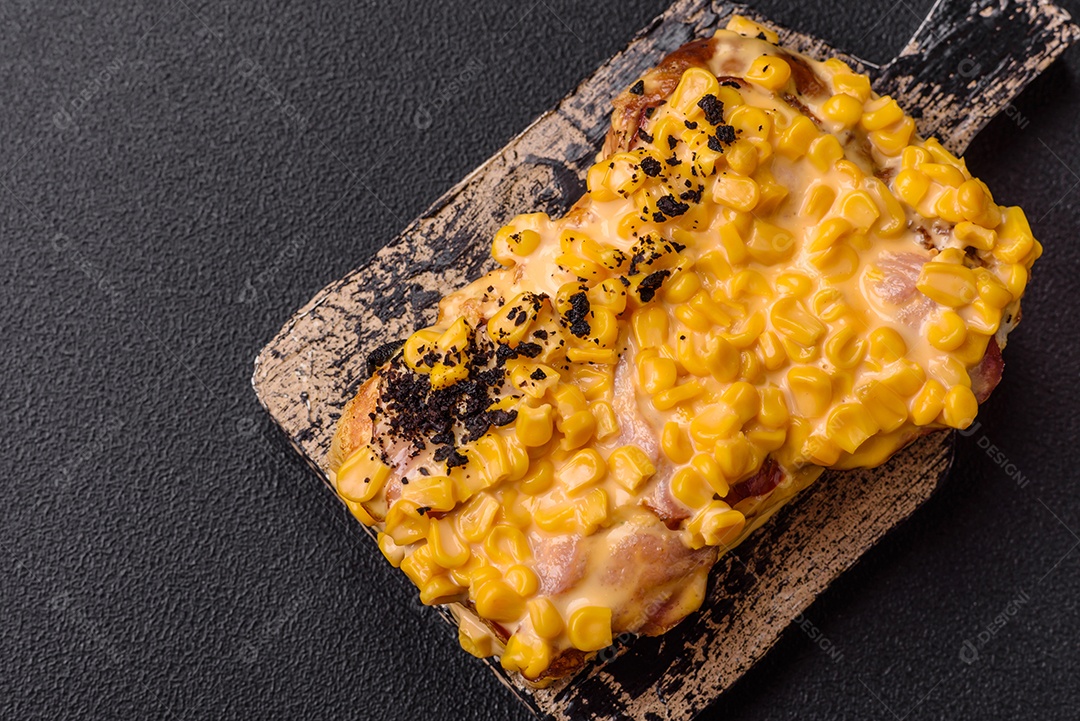 A imagem mostra um sanduíche de milho e queijo grelhado