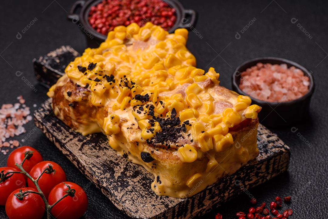 A imagem mostra um sanduíche de milho e queijo grelhado