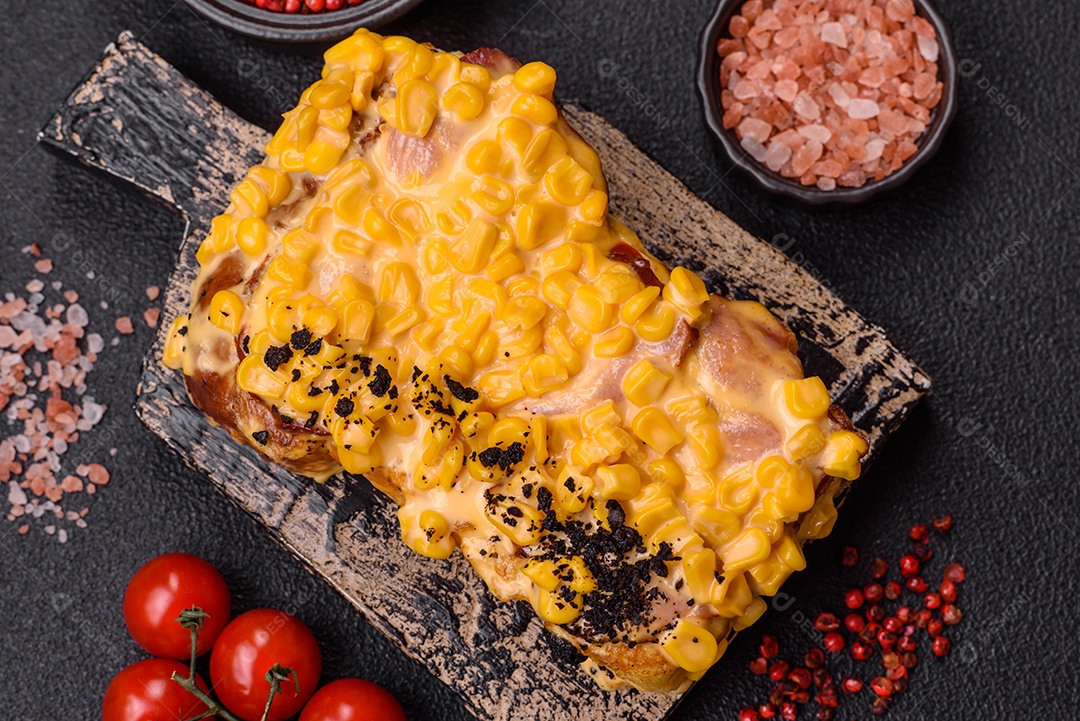 A imagem mostra um sanduíche de milho e queijo grelhado