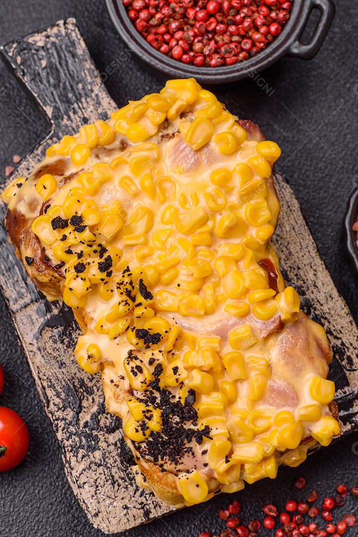 A imagem mostra um sanduíche de milho e queijo grelhado