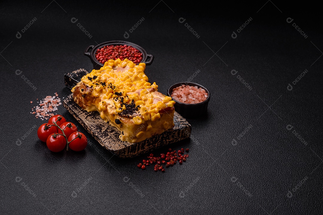 A imagem mostra um sanduíche de milho e queijo grelhado