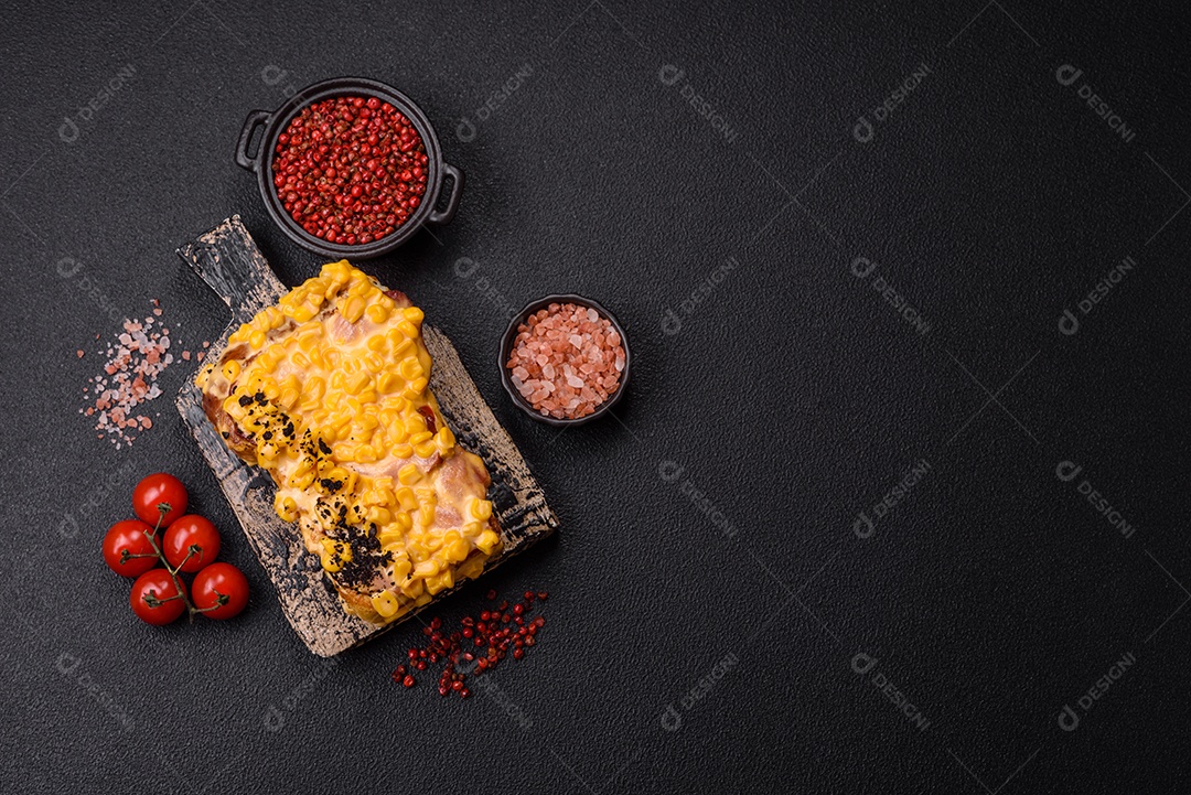 A imagem mostra um sanduíche de milho e queijo grelhado