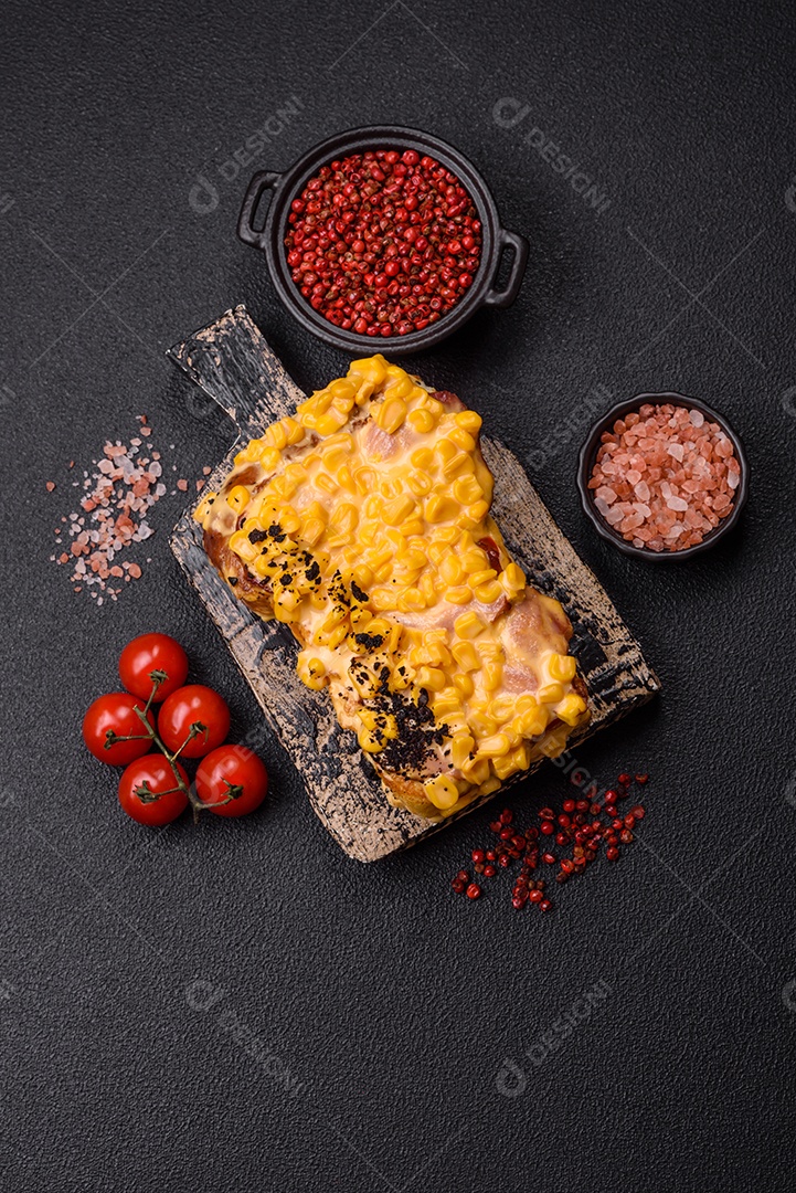 A imagem mostra um sanduíche de milho e queijo grelhado