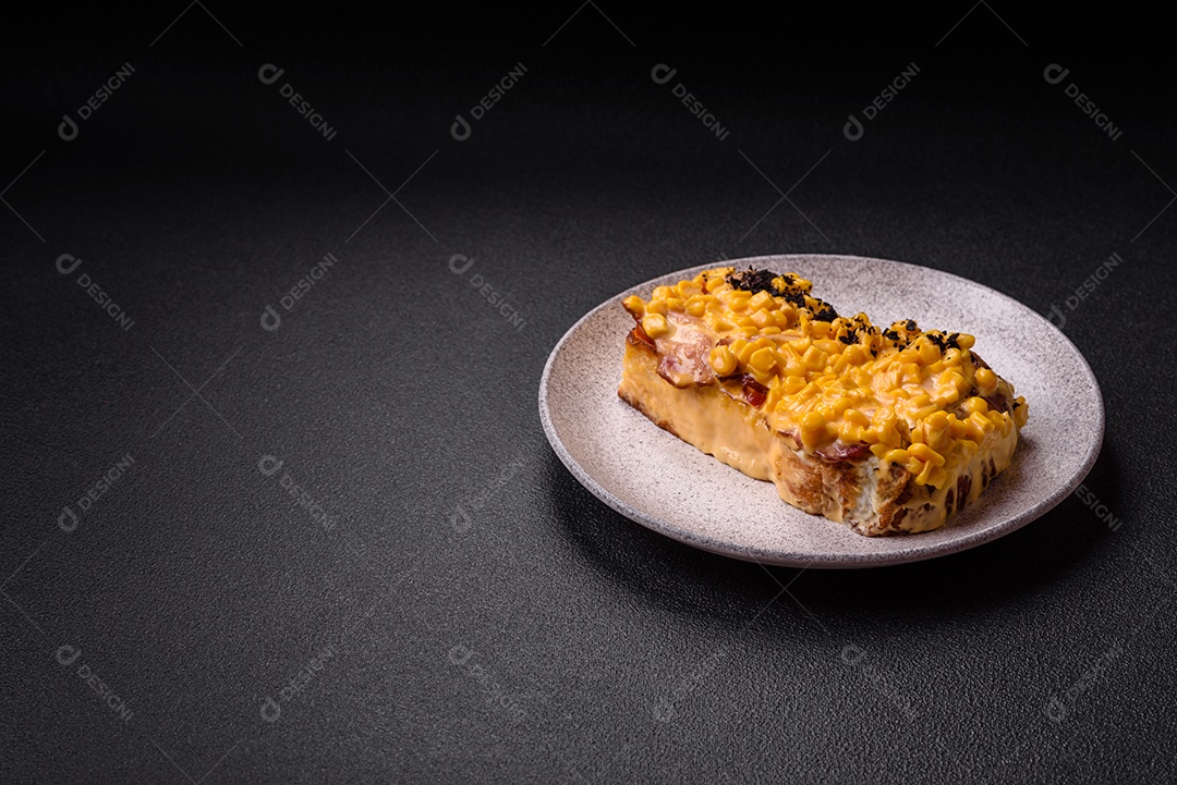 A imagem mostra um sanduíche de milho e queijo grelhado