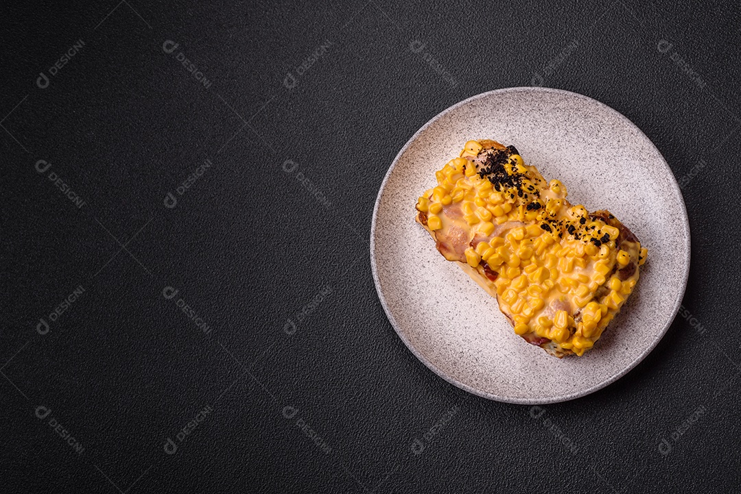 A imagem mostra um sanduíche de milho e queijo grelhado