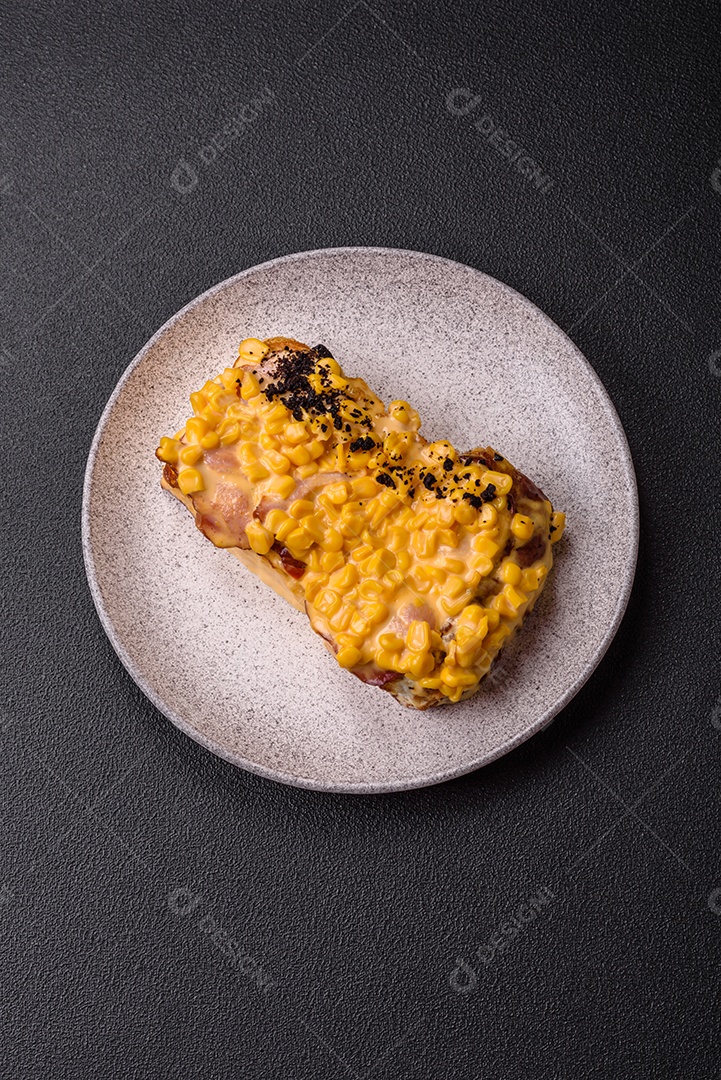 A imagem mostra um sanduíche de milho e queijo grelhado