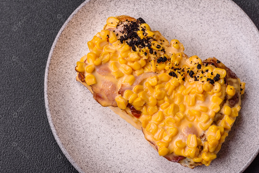 A imagem mostra um sanduíche de milho e queijo grelhado