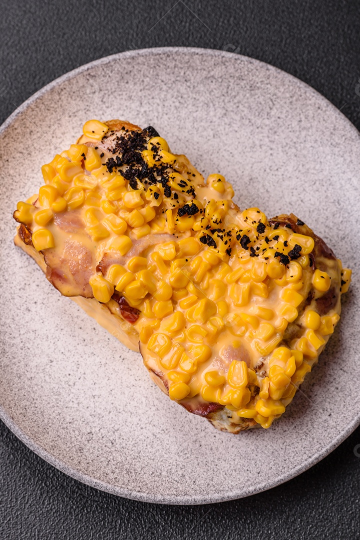 A imagem mostra um sanduíche de milho e queijo grelhado