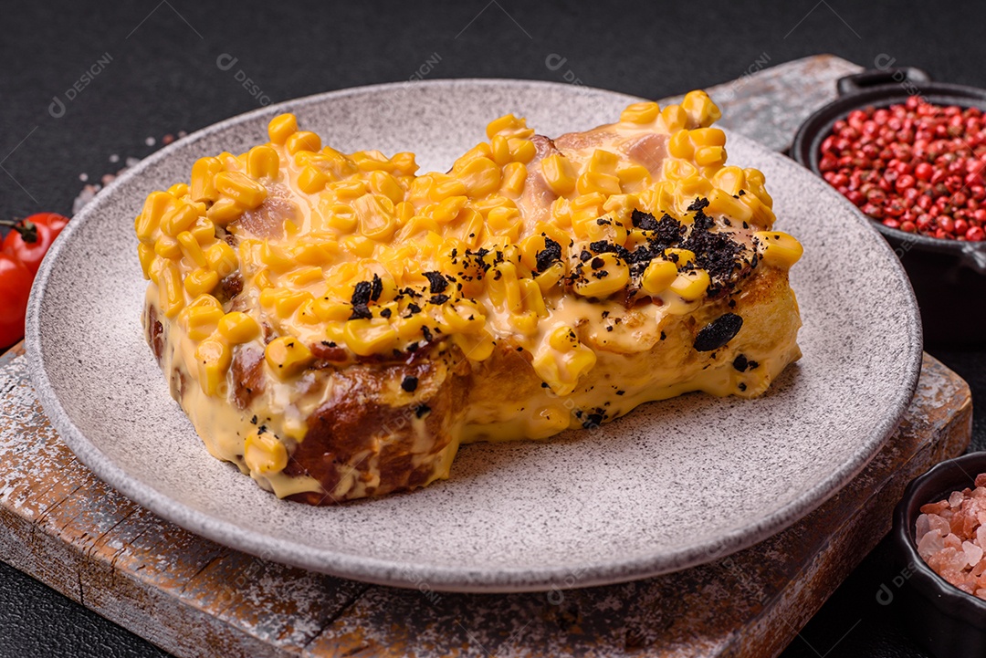 A imagem mostra um sanduíche de milho e queijo grelhado