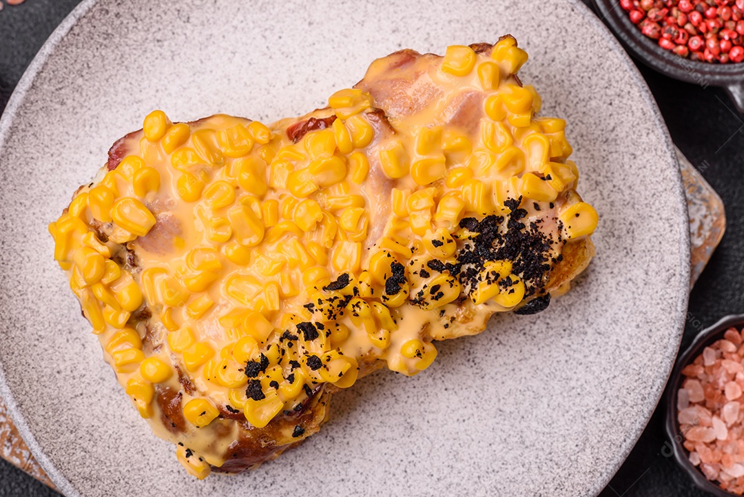 A imagem mostra um sanduíche de milho e queijo grelhado