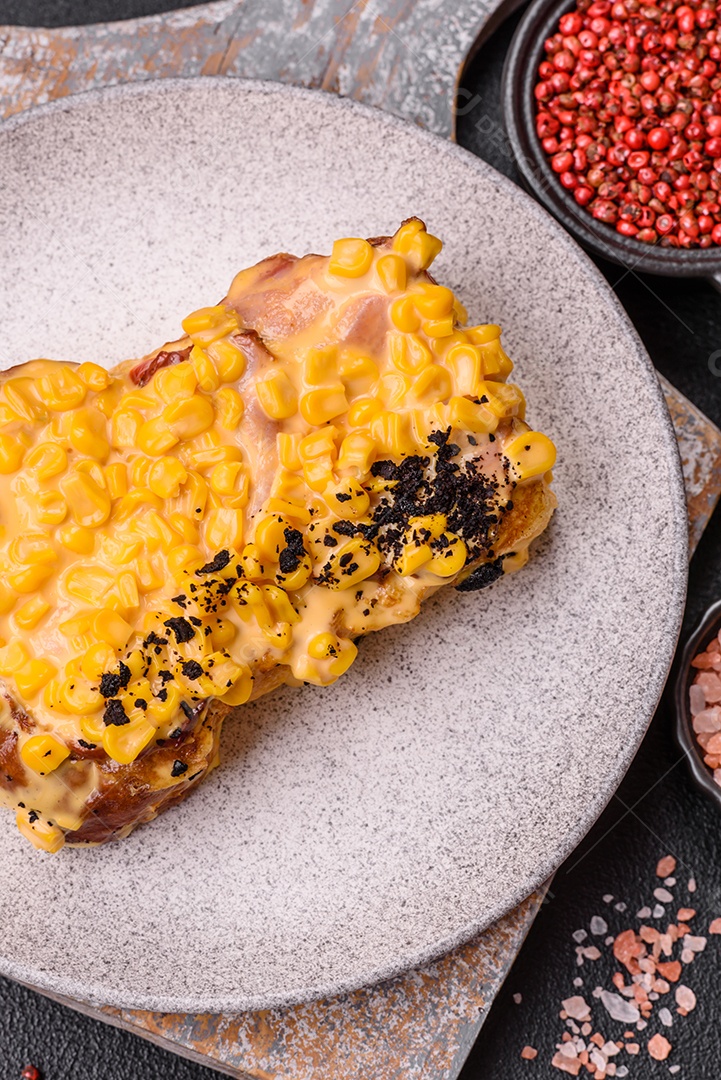 A imagem mostra um sanduíche de milho e queijo grelhado