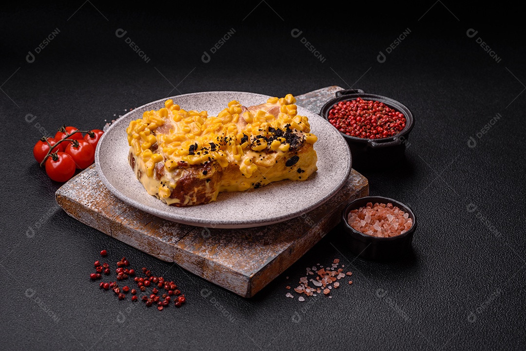 A imagem mostra um sanduíche de milho e queijo grelhado